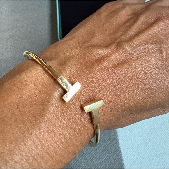Authentic Tiffany & Co T Wire 18K Yellow Gold Cuff Bracelet Like New condition - Picture 3 of 11